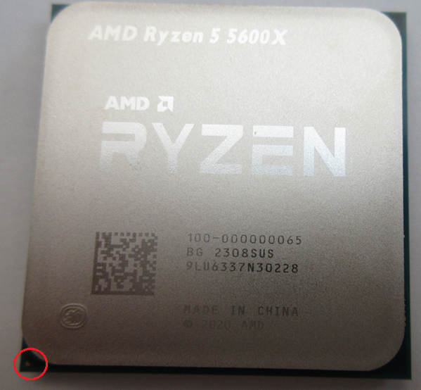 AMD Ryzen 5 5600Xで組む自作PCの組み方でＣＰＵの左下にある▼に印を確認している画像