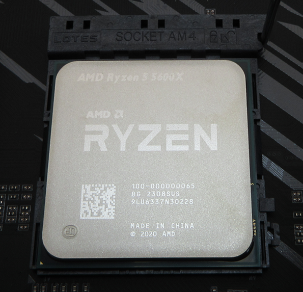 AMD Ryzen 5 5600Xで組む自作PCの組み方でＣＰＵソケットにＣＰＵをのせている画像